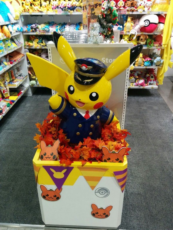 Pikachus am Flughafen. (Neben diesem Store gabs natürlich auch noch eine TAX FREE Variante im Securitybereich)